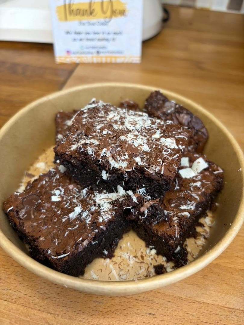 Brownies with white chocolate shavings